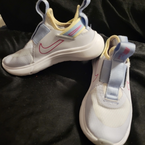 Girls Nike shoes - Picture 2 of 6